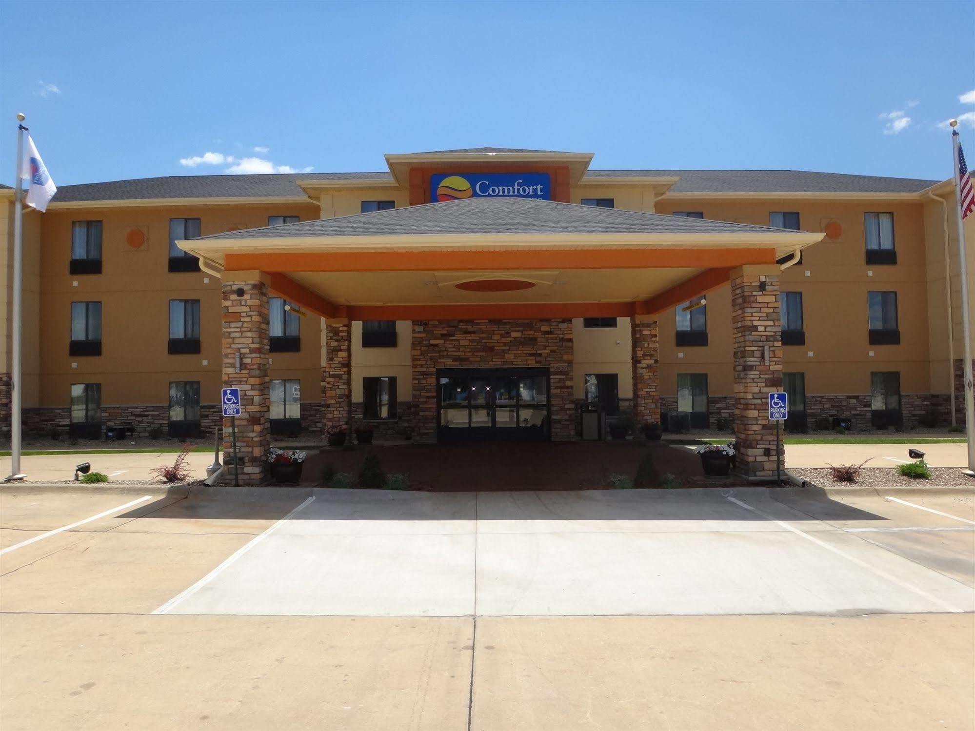 Comfort Inn & Suites Cedar Rapids North - Collins Road Exterior foto